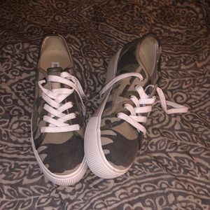 NWOT Camo Platform Steve Madden Sneakers